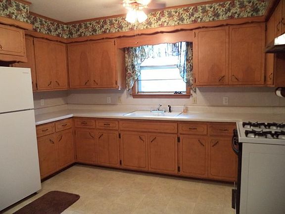 2nd image of 201 Poplar Cir