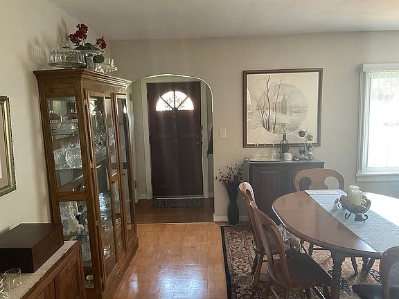 3rd image of 353 Lindenwood Blvd