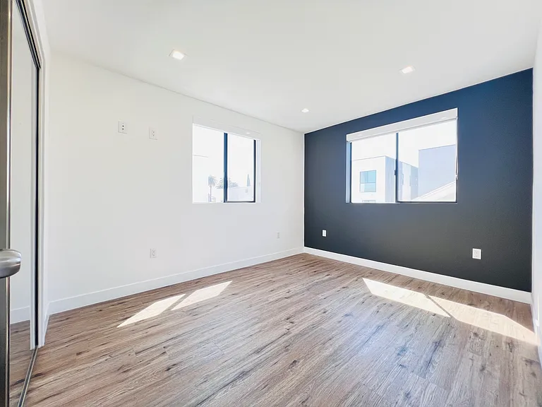 4572 Oakwood Ave — Photo 14
