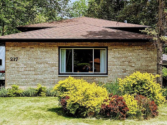 3rd image of 217 N Bonnie Brae Ave