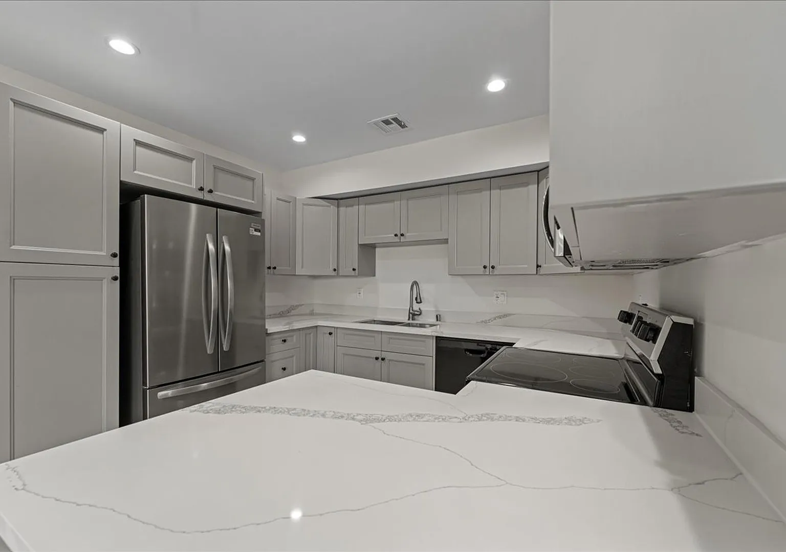 Gorgeous Encino Apartment! — Photo 4