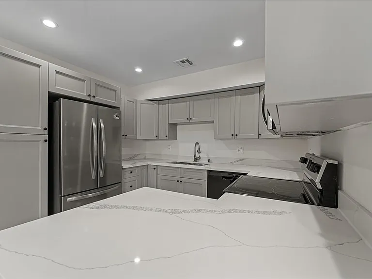 17424 Burbank Blvd #205 — Photo 4