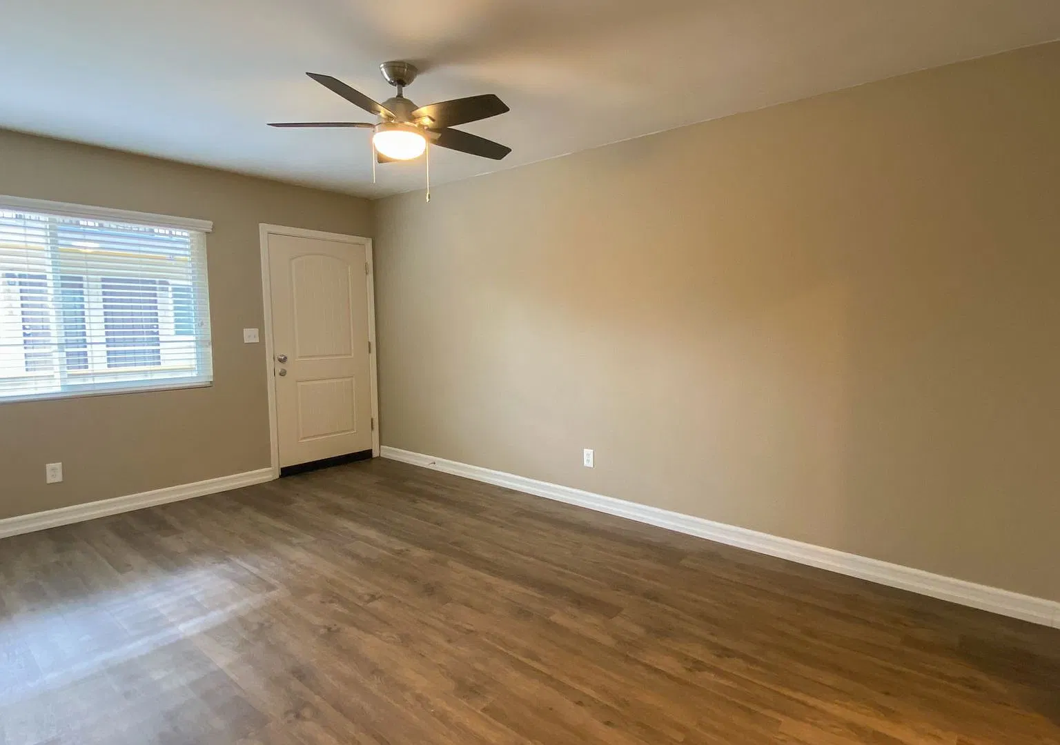 Spacious and Modern 2 Bedroom with In Unit Laundry Close to SDSU — Photo 4