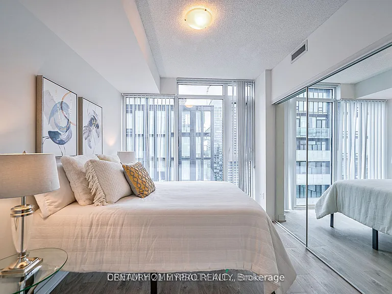 50 Wellesley St E #4002 — Photo 15