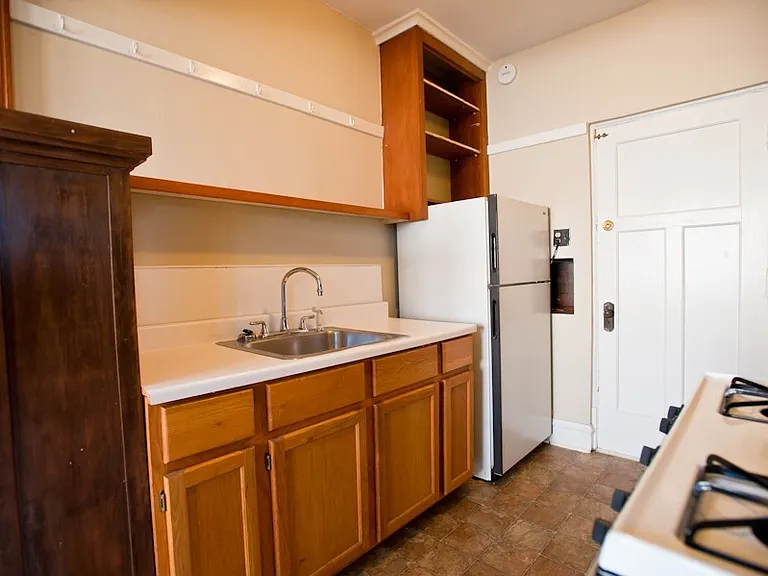 1720 E Newton Apartments — Photo 32