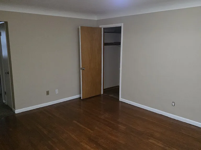 2568 Westwood Northern Blvd #3 — Photo 5