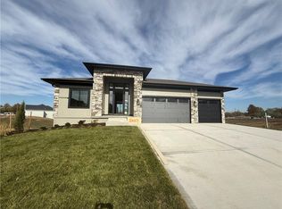 2607 NE Woodland Oak Dr, Lees Summit, MO 64086