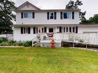 38 43rd St, Islip, NY 11751