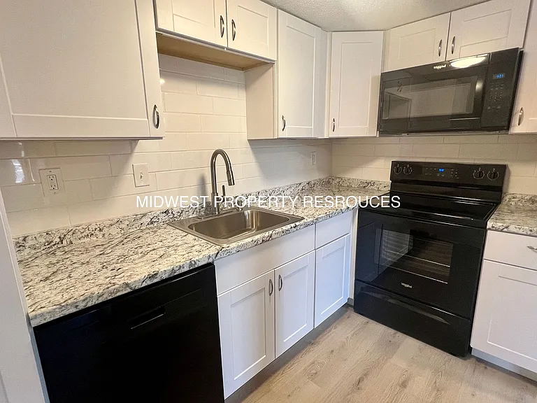 Stunning 2 Story townhome w/ outdoor Maintenance provided — Photo 3