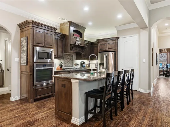 2115 N Hill Dr, Irving, TX 75038