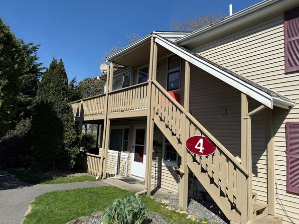 1029 Iyannough Rd APT 4C, Hyannis, MA 02601