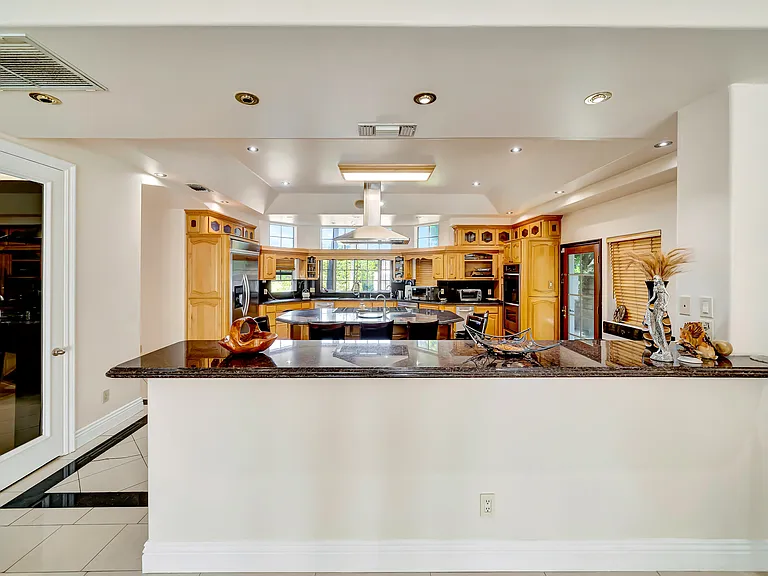 7735 Wilbur Ave — Photo 25
