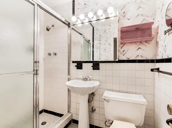 3935 Blackstone Avenue image 10 of 17