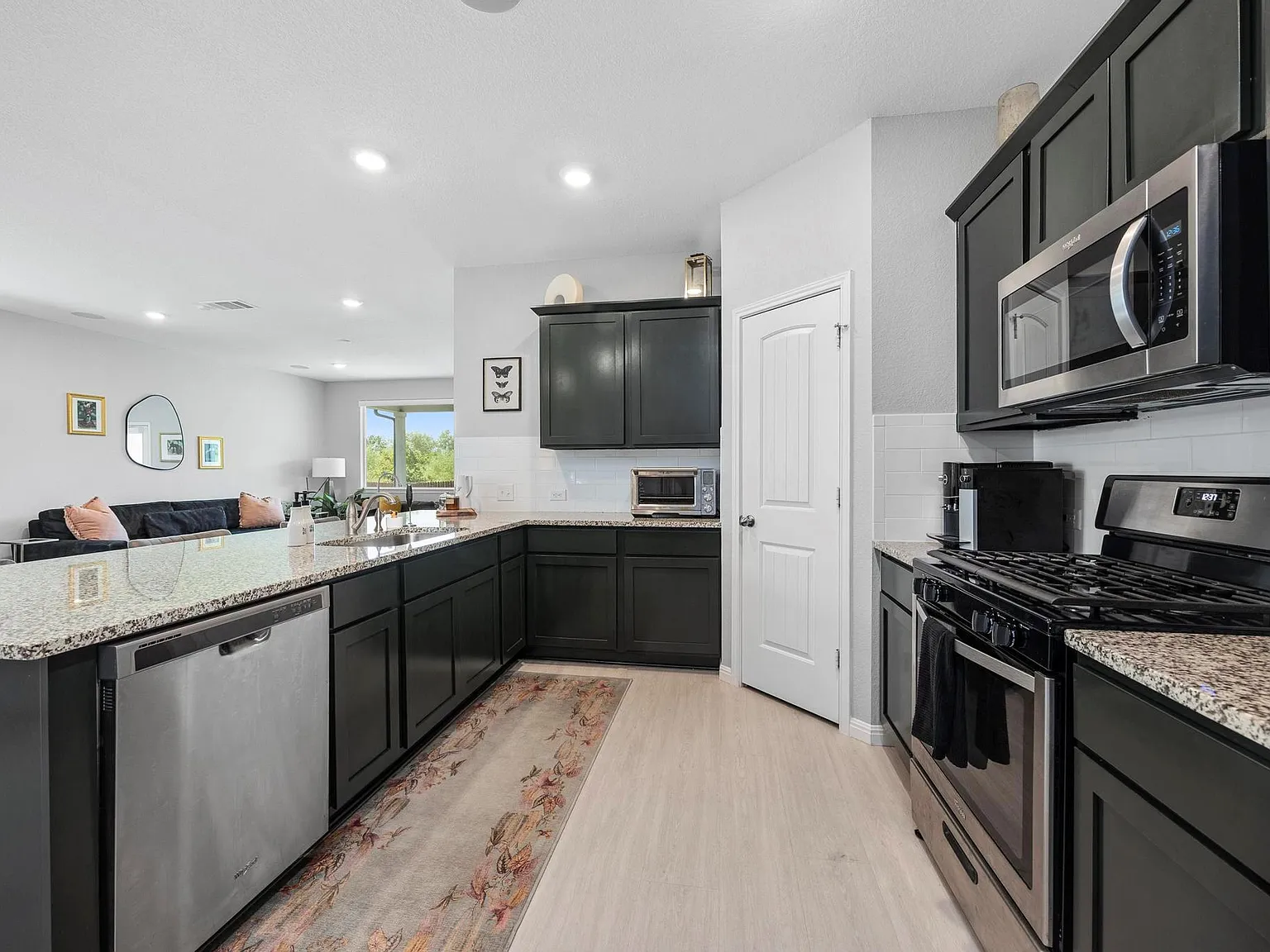 4 bed, 2.0 bath, 1931 sqft, $2,800 — Photo 4