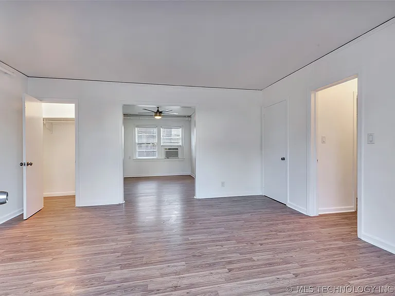 1522 E 17th St — Photo 3