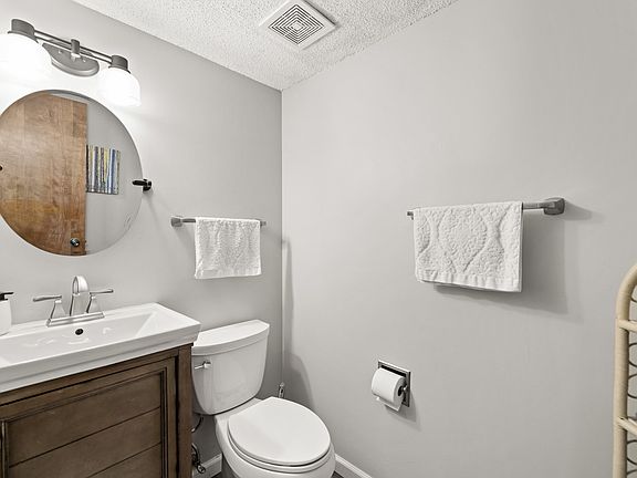 5th image of 409 NE 9th St