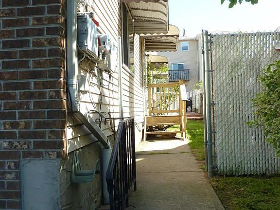 3rd image of 1556 Victory Blvd