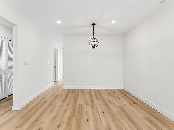 4th image of 22 Oyster Bay Rd APT E