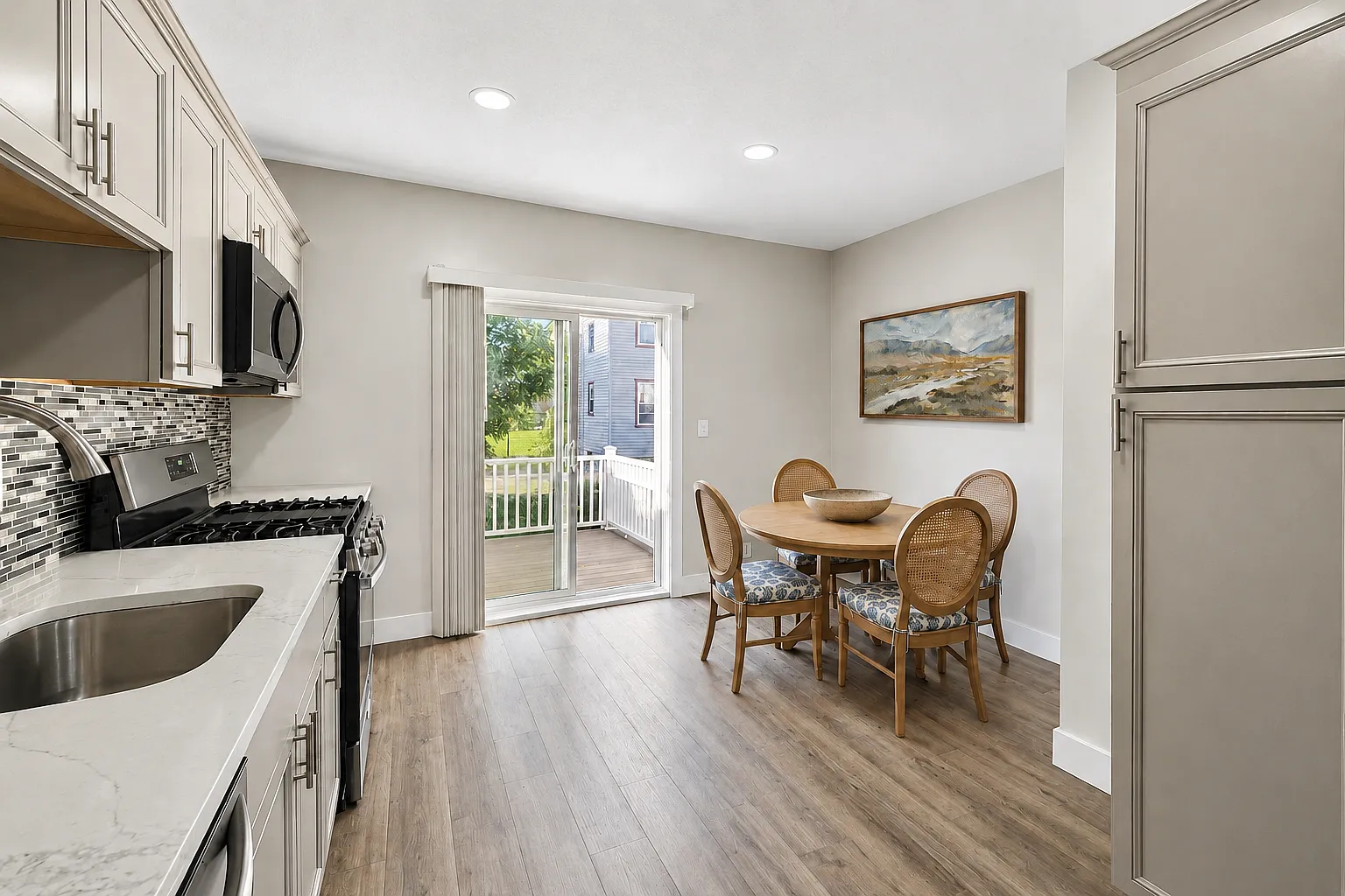 4 bed, 1.5 bath, 2378 sqft, $4,600 — Photo 2