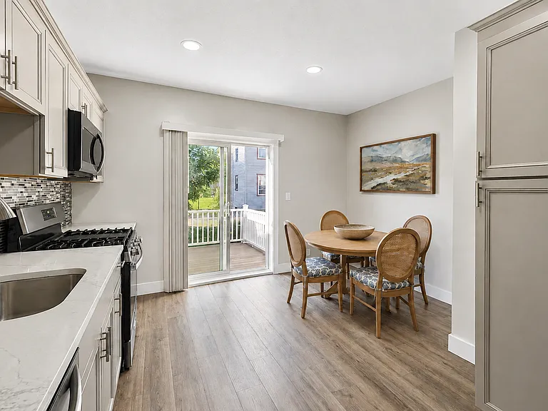 31 Adrian St — Photo 2