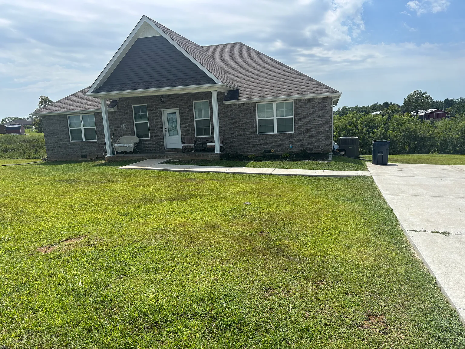 3 bed, 1900 sqft, $1,900 — Photo 1