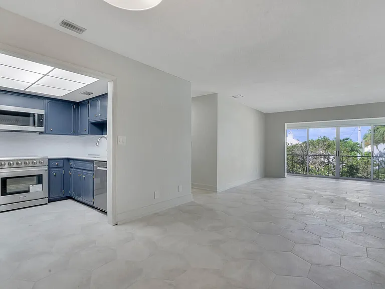 315 Venetian Dr #8 — Photo 5