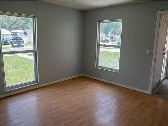 5th image of 1015 Pinegrove Dr