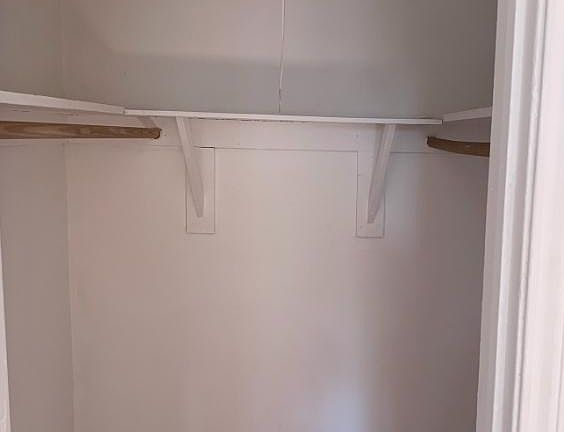 5th image of 906 E 101st St