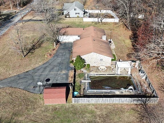 4th image of 220 Terrace Ln