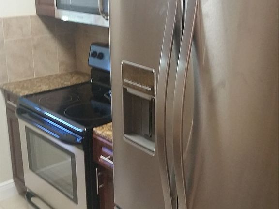 5th image of 110 NE 19th Ave APT 6