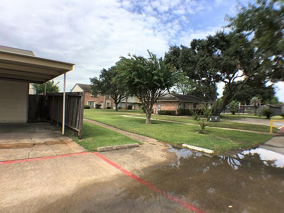 Nice and quiet community with playgrounds, swimming pools, clubhouse. The management office is on the site.