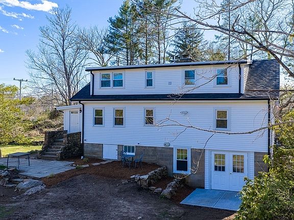 4th image of 28 Indian Neck Rd