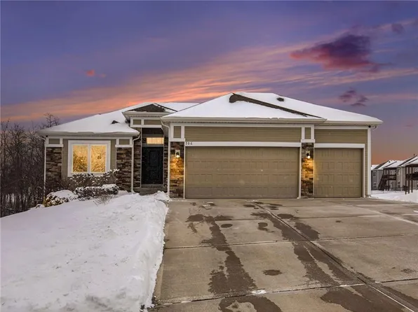 706 Eagle Ct, Smithville, MO 64089