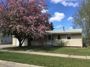 1316 Tuxedo Rd, Minot, ND 58703