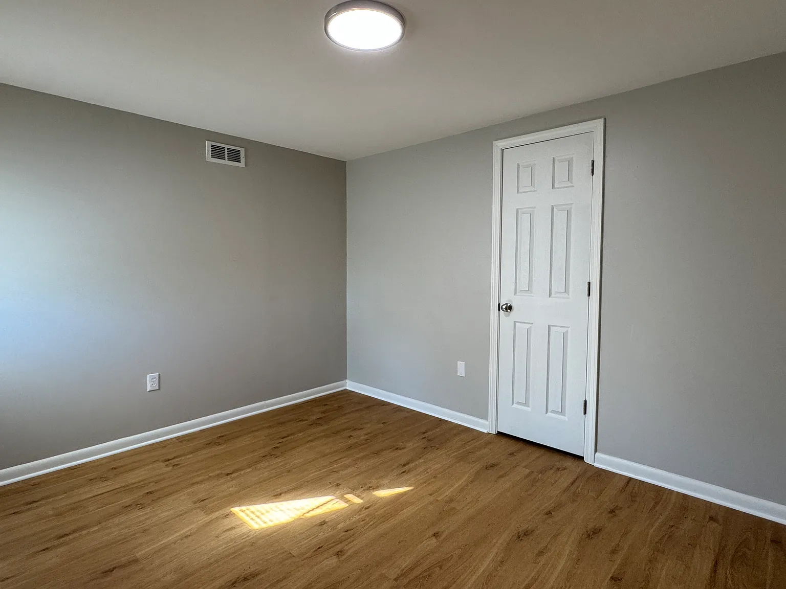 2 bed, $1,100 — Photo 3