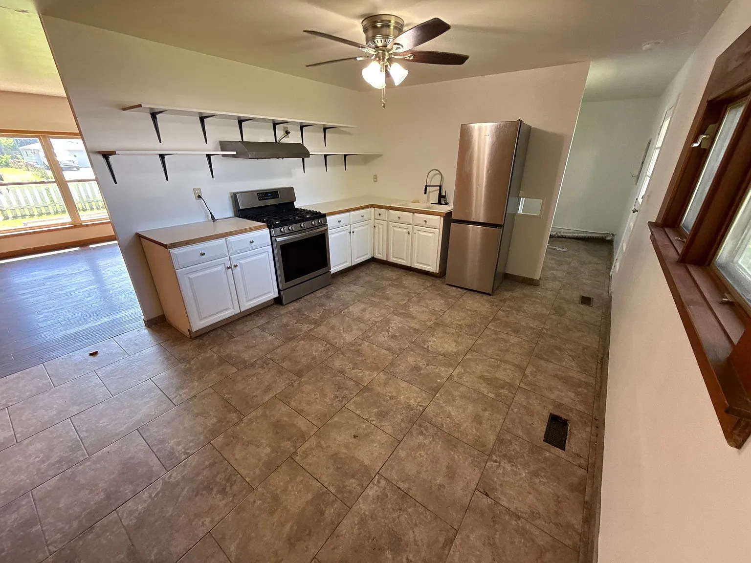3 bed, 1000 sqft, $1,325 — Photo 2