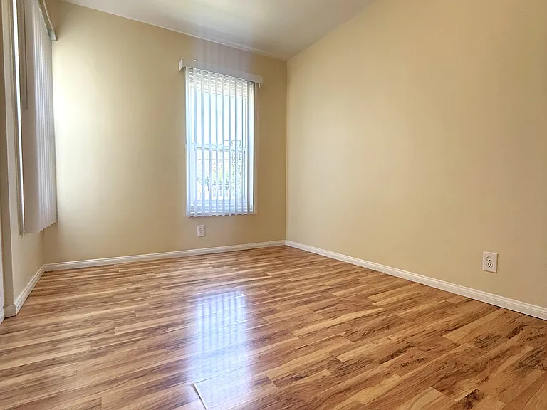 1721 N Glenoaks Blvd — Photo 12