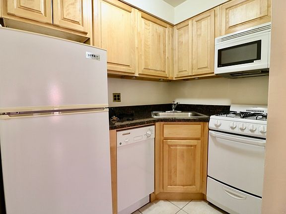 4th image of 315 W 74th St #2R