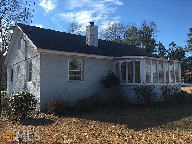 Cute Bright home that is move in ready!