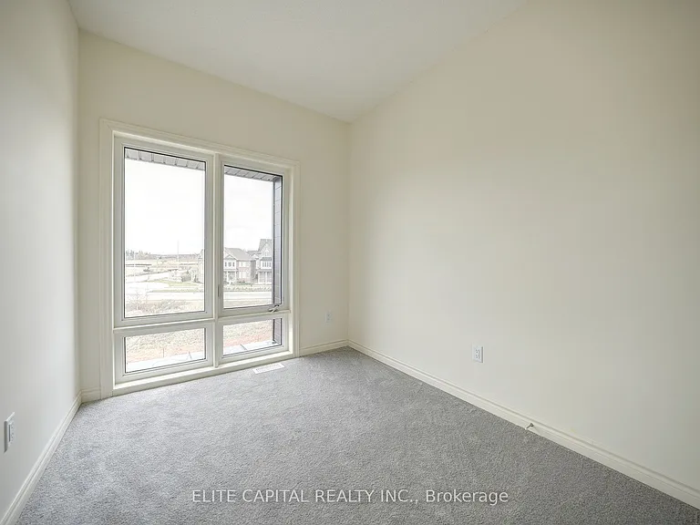 84 Holyrood Cres — Photo 13