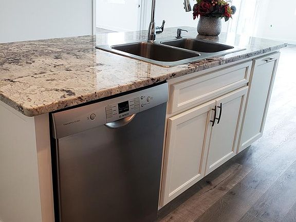 4th image of 831 De Leon St #202