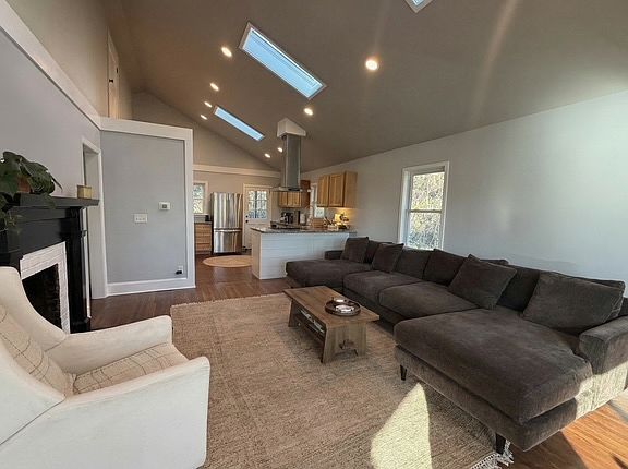 3rd image of 19 Aurora Dr