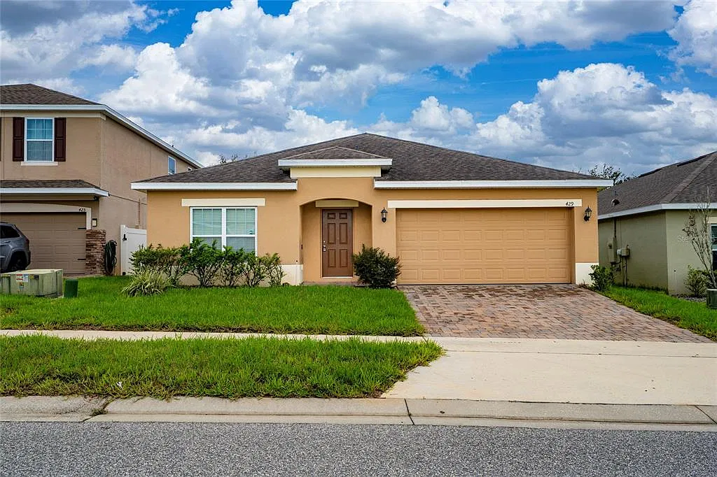 4 bed, 2.0 bath, 1972 sqft, $2,300 — Photo 1