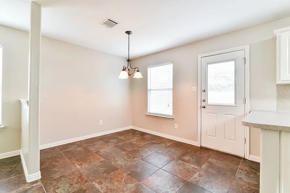 3 bed, 2.5 bath, 1820 sqft, $1,875 — Photo 4