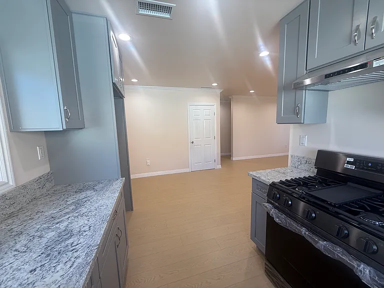 504 Dewey Ave — Photo 4