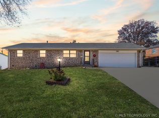 1054 N Douglas Ave, Sand Springs, OK 74063