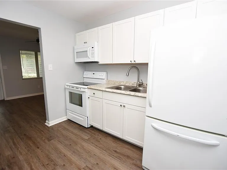 2445 Lakeview St — Photo 3