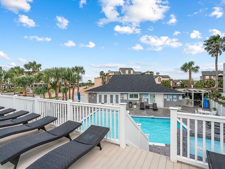 Sundeck and pool