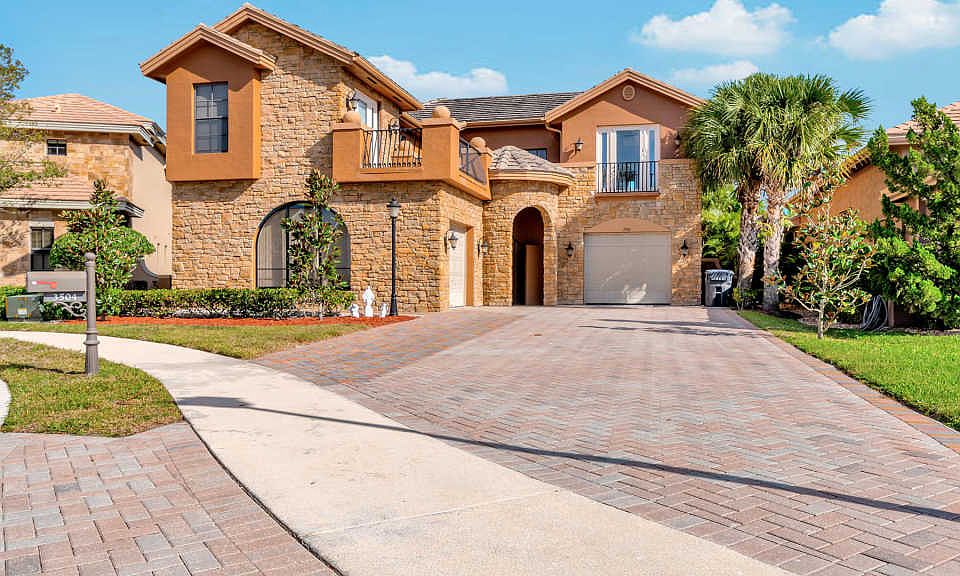 1st image of 3504 Collonade Dr