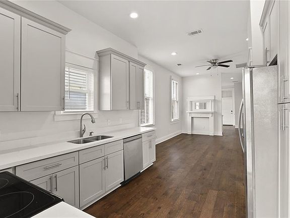 3rd image of 4521 La Salle St